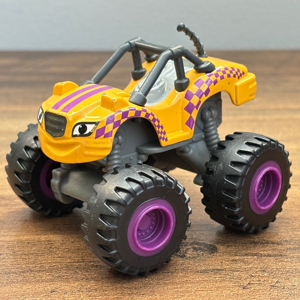 Blaze & The Monster Machines RACING FLAG STRIPES Die Cast Monster Truck Toy 2014